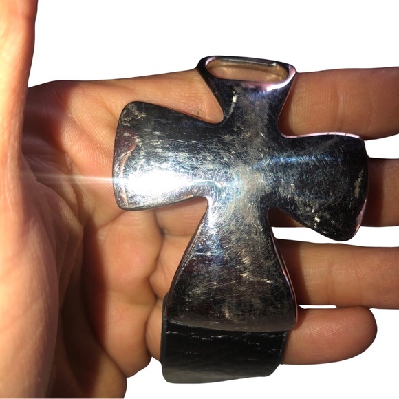 Leather Large Silver tone Cross Snaps Bracelet - Picture 10 of 10